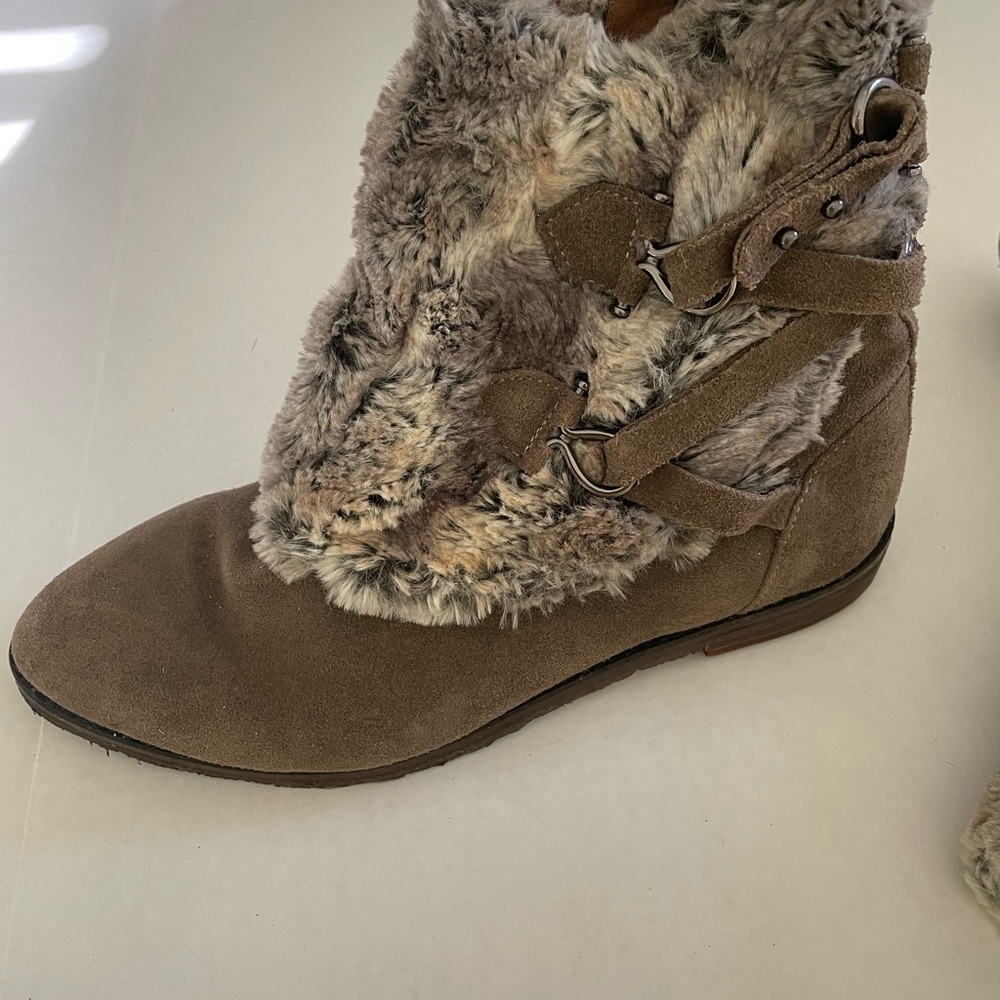 Johnston and Murphy grey suede / faux fur boots. Size 7.5 - Picture 2 of 3